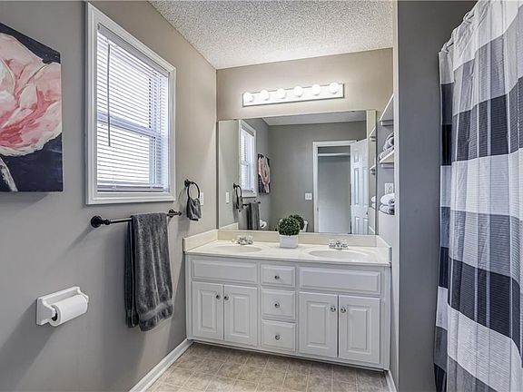 4th image of 532 N Pine Ct