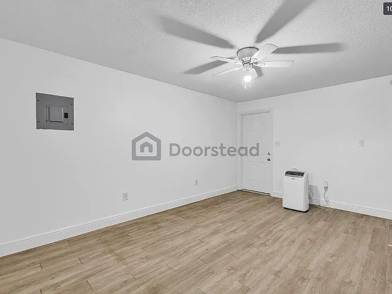 921 Penfield St #B — Photo 9