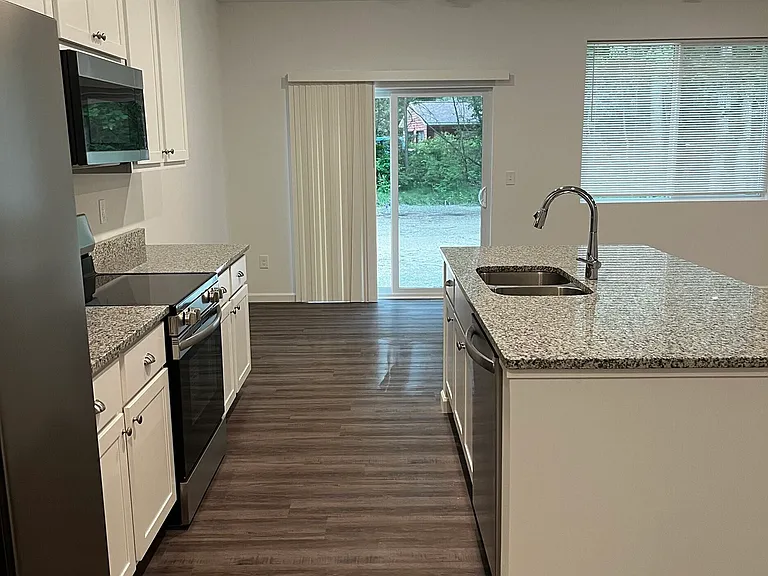 13903 Oakwood Dr — Photo 2