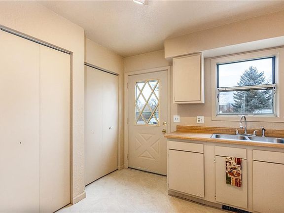 4th image of 4033 Cambridge Dr