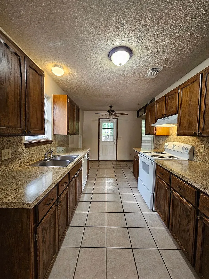 (3) Bed/(2) Bath in West Norman Avail NOW! — Photo 4
