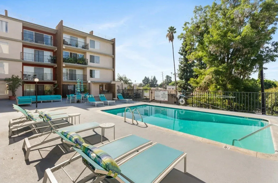 Amanda Regency Apartments — Photo 1