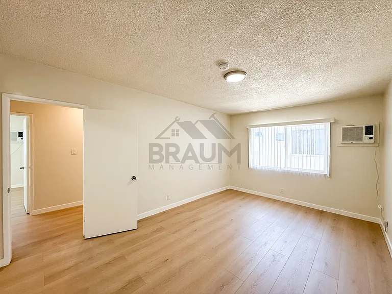 13129 OXNARD ST. — Photo 54