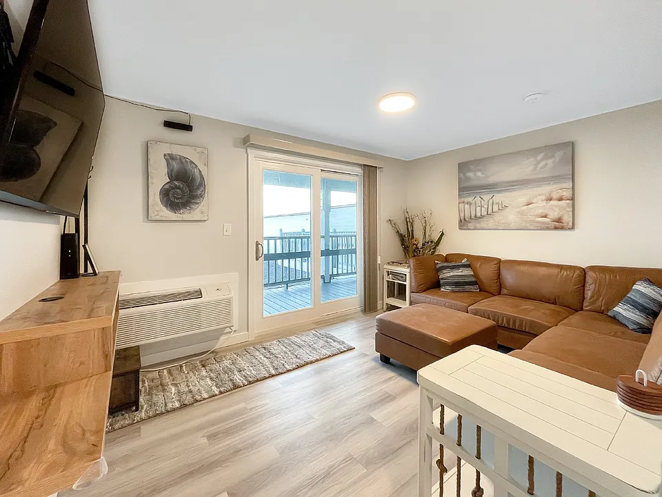 449 Ocean Blvd #403
