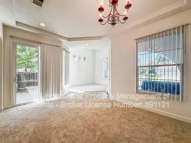 3 bed, 2.0 bath, 1911 sqft, $2,795 — Photo 4