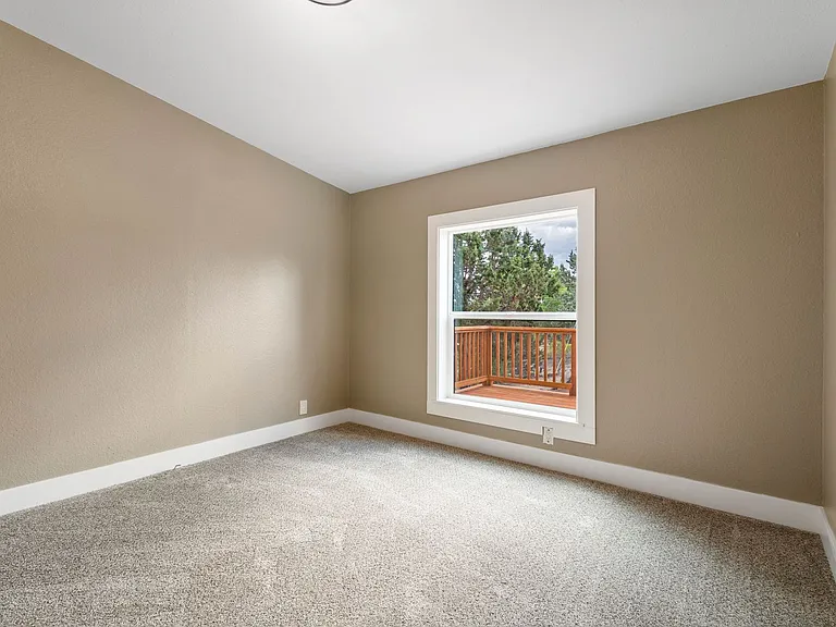 8695 SW Crater Loop Rd — Photo 6
