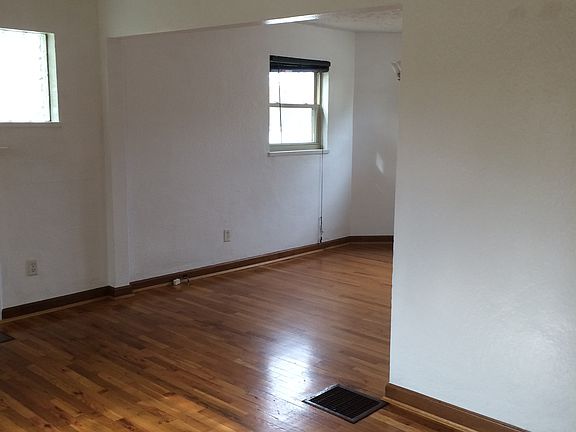 3rd image of 627 Jefferson St