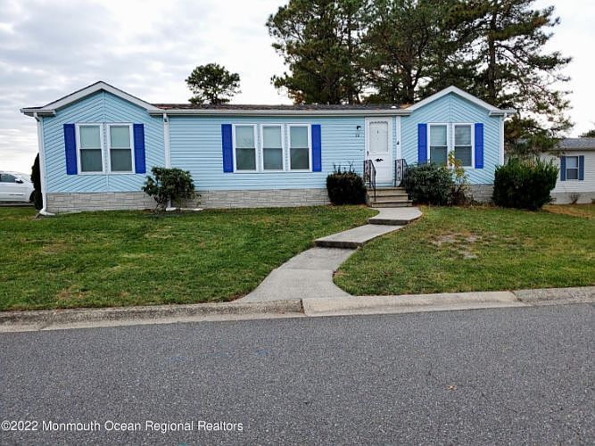 1st image of 30 Pine Ridge Blvd