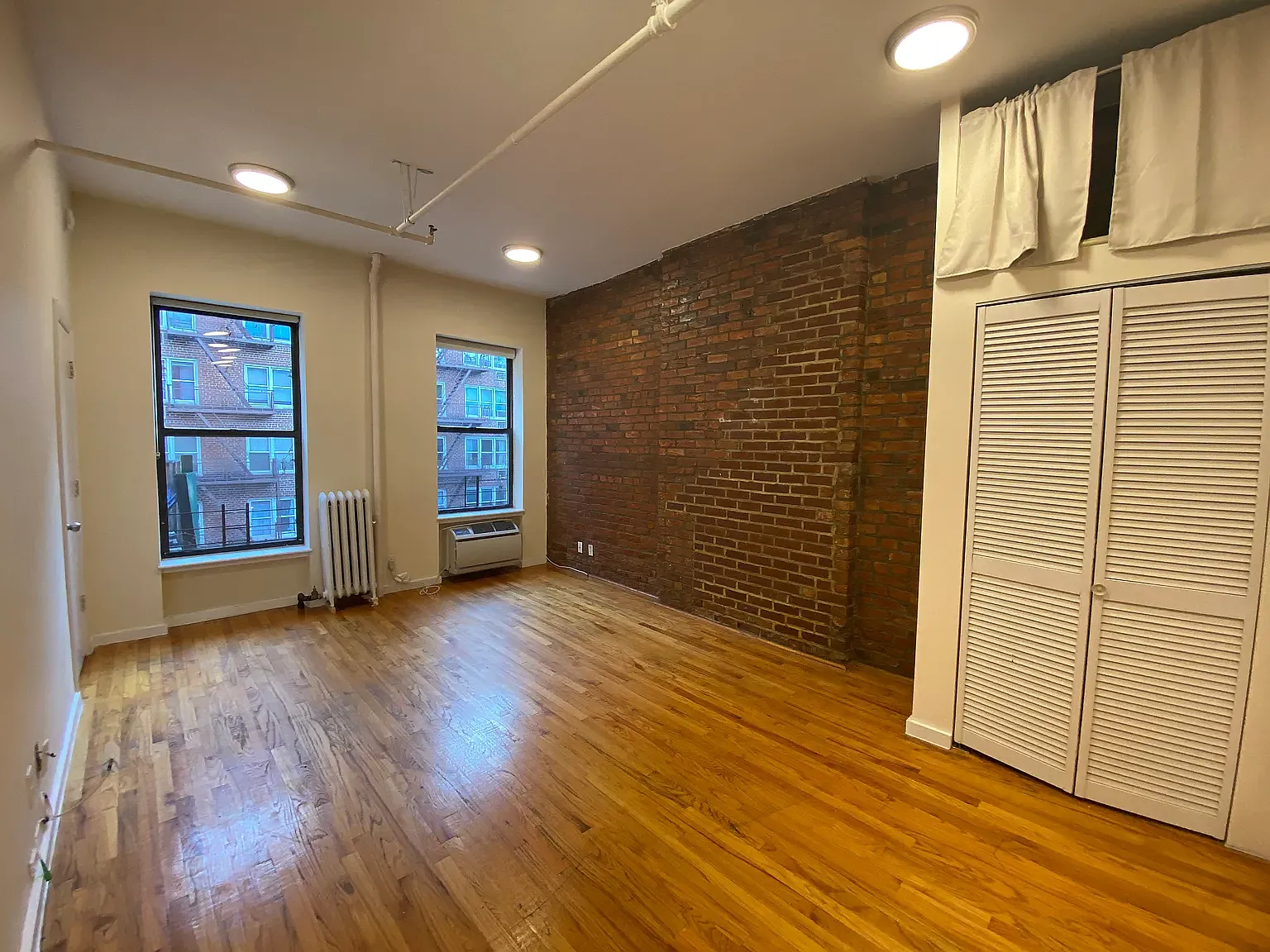315 West 30th Street — Photo 2