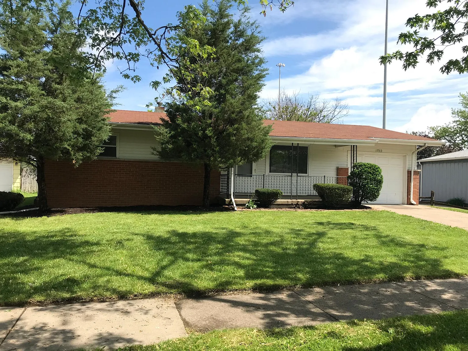 655 Hirsch Ave photo 1
