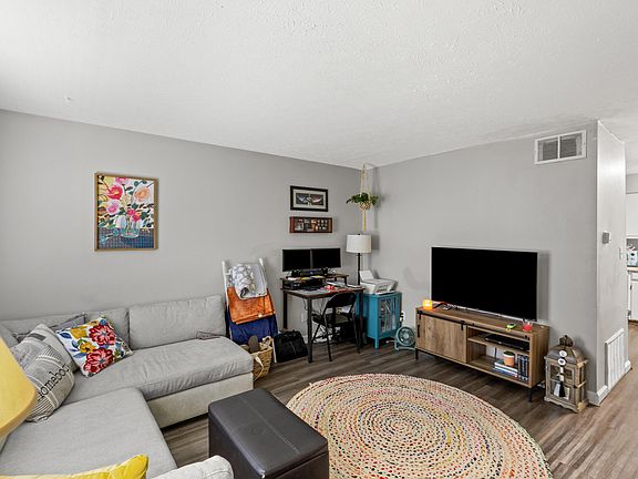3rd image of 209 Wildwood Pl