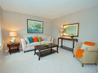 833 Queens Gate Cir, Sugar Grove, IL 60554