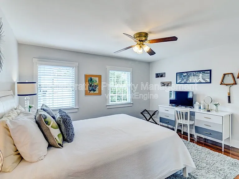 513 E Harris St — Photo 12