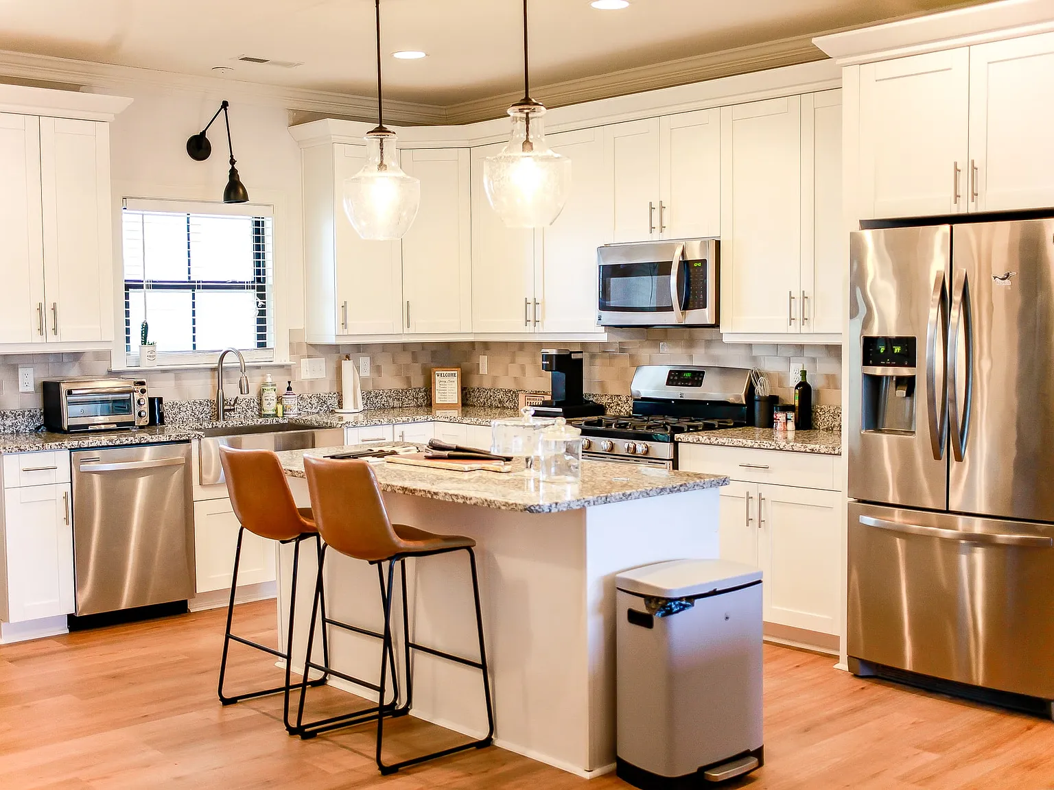 4 bed, 2500 sqft, $6,000 — Photo 3
