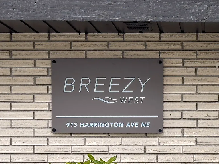 913 Harrington Ave NE — Photo 3