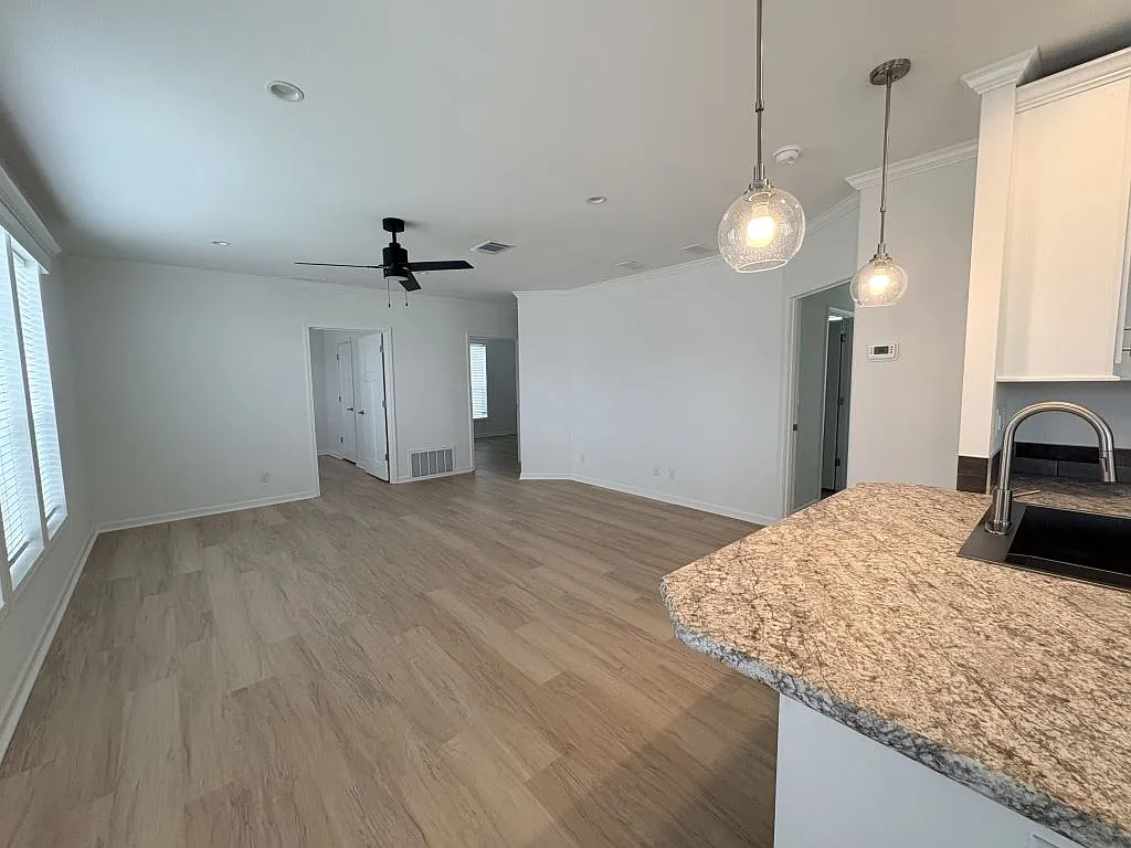 3 bed, 2.0 bath, 1251 sqft, $1,699 — Photo 4