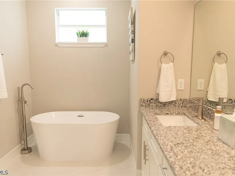 1226 Chrisholm St — Photo 14