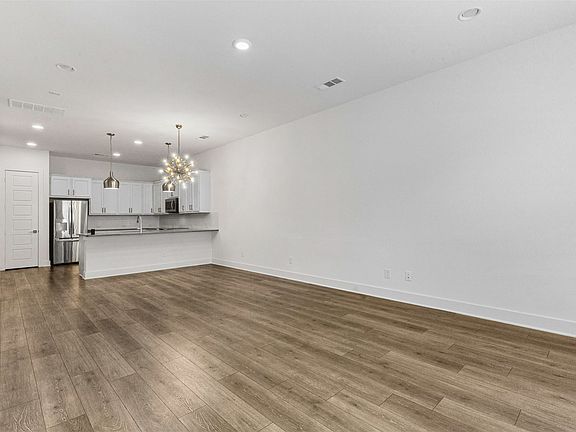 4th image of 2821 Stanley Ave