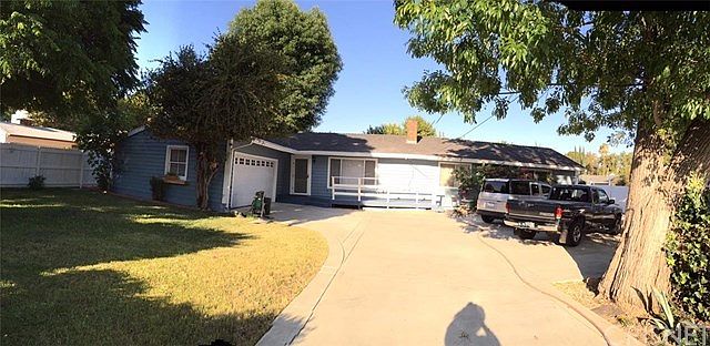 DOUBLE LOT LARGE FRONT YARD