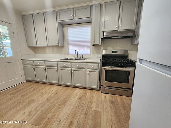5th image of 409 Ashton St