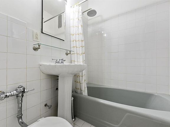 4th image of 321 E 89th St APT 3A