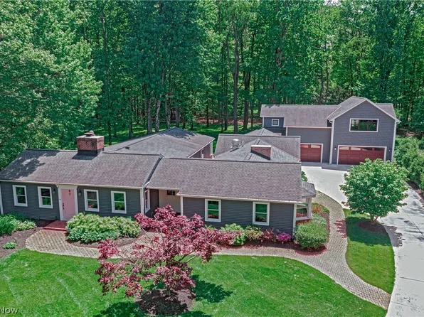 1 Deerfield Dr, Chagrin Falls, OH 44022