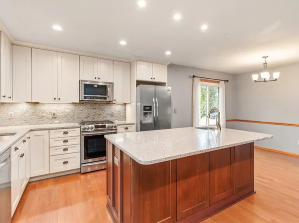 8209 Sharon Dr, Urbandale, IA 50322