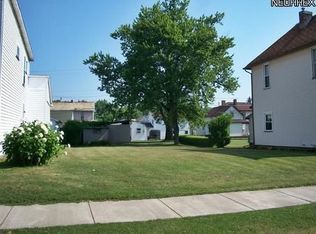 511 W 3rd St, Uhrichsville, OH