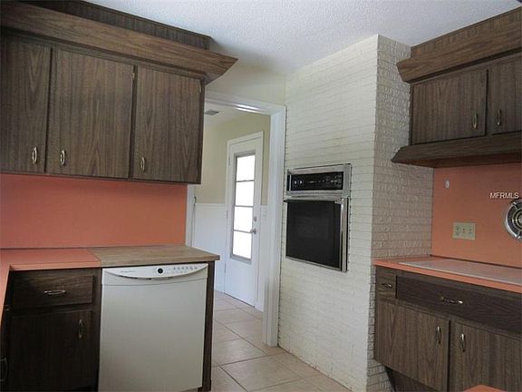4th image of 400 E Roberts St