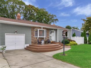 11 45th St, Islip, NY 11751