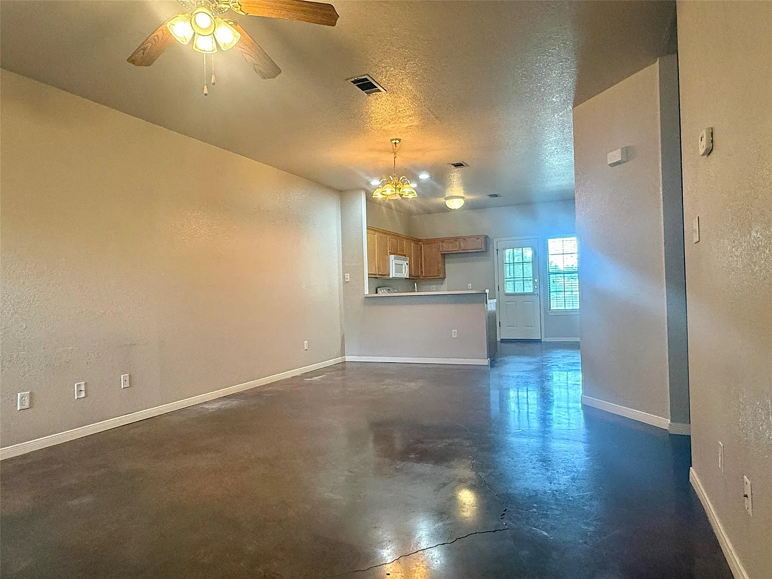 3 bed, 2.0 bath, 1428 sqft, $1,700 — Photo 3