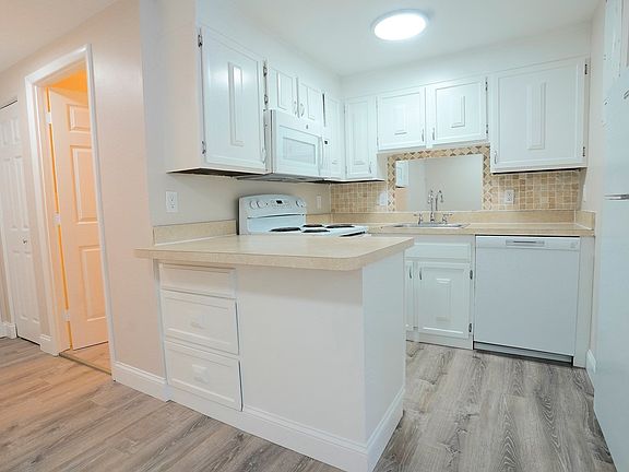 5th image of 55 Presidential Dr APT 2