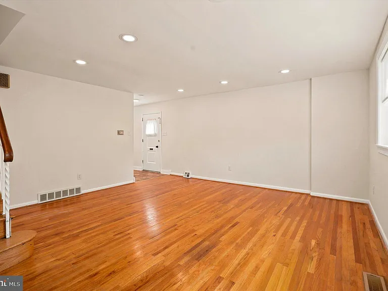 668 Renz St — Photo 9
