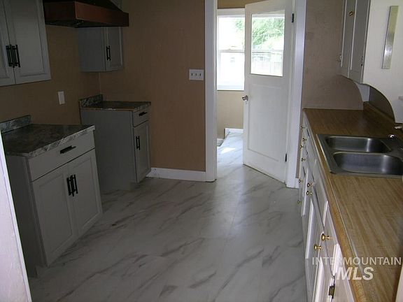4th image of 415 20th Ave N