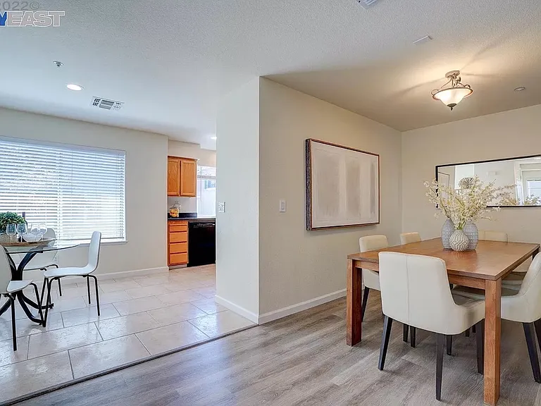 203 Swan Ct #203 — Photo 2