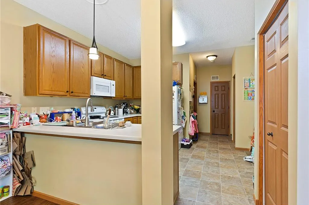 633 Kingfisher Ln — Photo 2