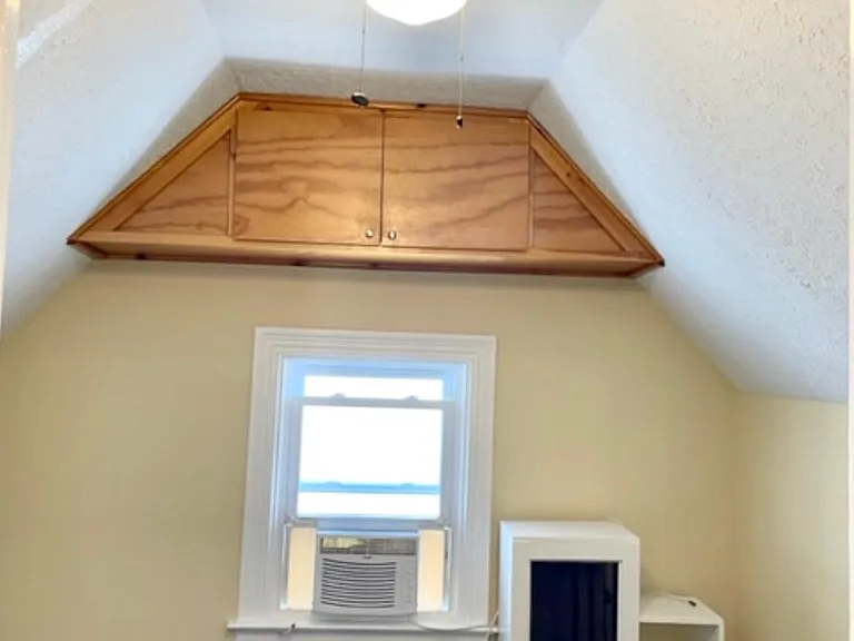 2nd bedroom, fits a single bed size