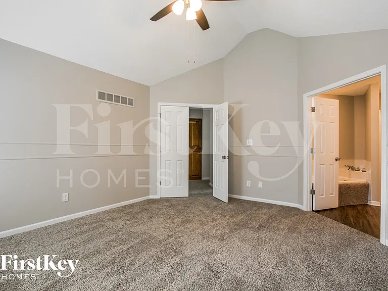 1049 NE Queens Cir — Photo 8