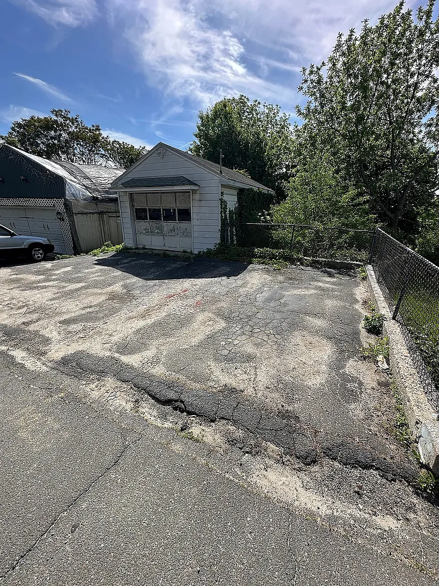 3 Bed 1 Bath — Photo 4