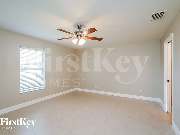 2031 NE 9th Pl — Photo 8