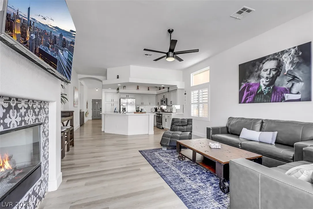 3 bed, 2.0 bath, 1821 sqft, $4,350 — Photo 1