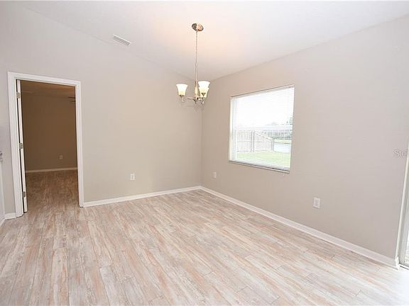 5th image of 521 Seven Oaks St