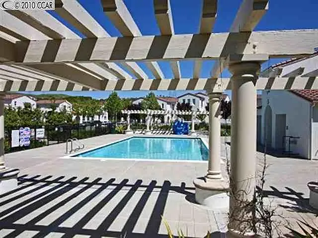 2221 Amaryllis Cir — Photo 6