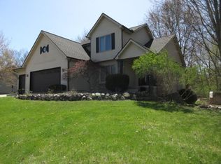 10480 Denton Creek Dr, Fenton, MI 48430