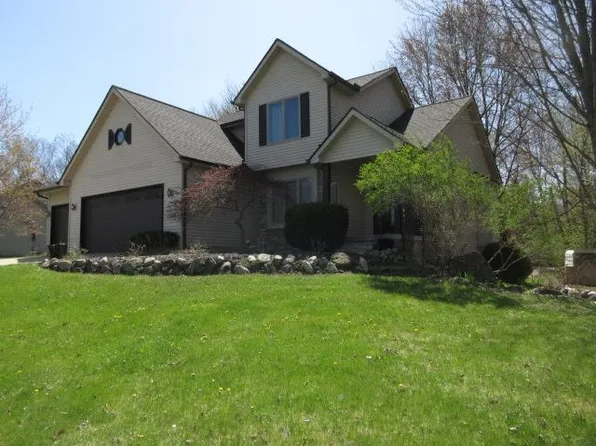 10480 Denton Creek Dr, Fenton, MI 48430