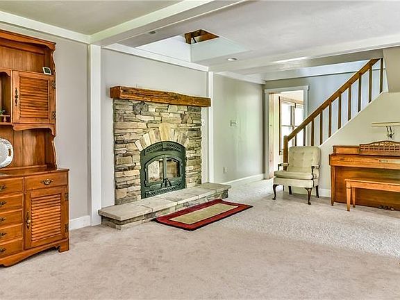 4th image of 821 Lancaster Rd