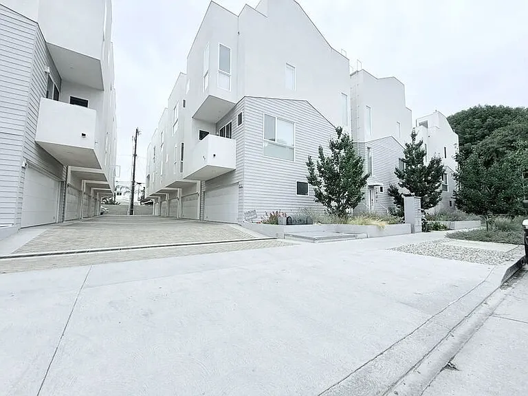 10917 1/2 Otsego St — Photo 3