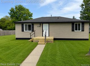 7379 Lawrence St, Grand Blanc, MI 48439