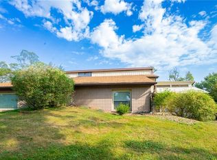 898 Calla Rd E, Poland, OH 44514