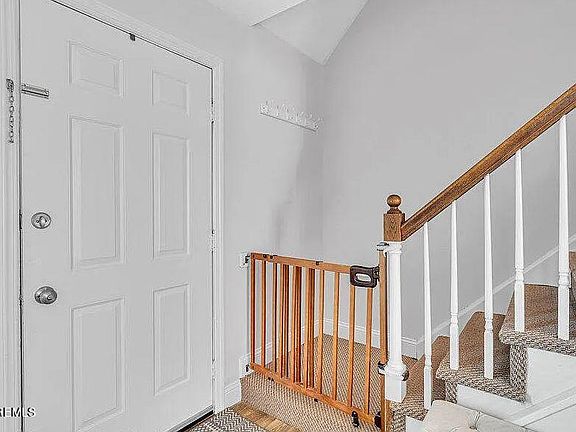 4th image of 662 Beachwood Avenue